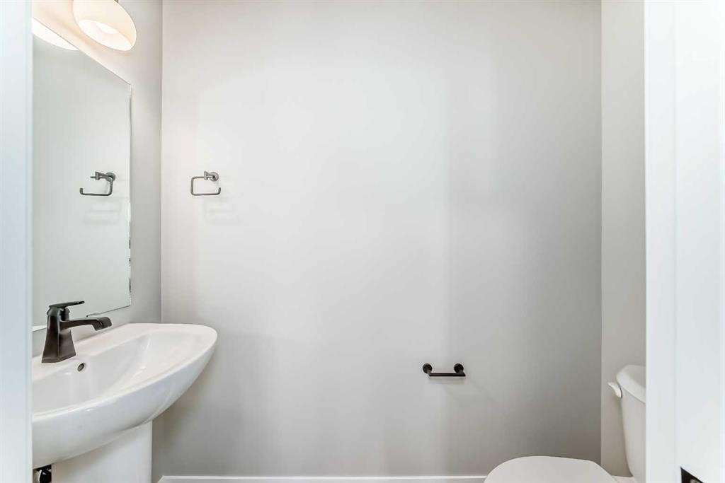 130 Bartlett Row Se, Calgary, AB - Indoor Photo Showing Bathroom
