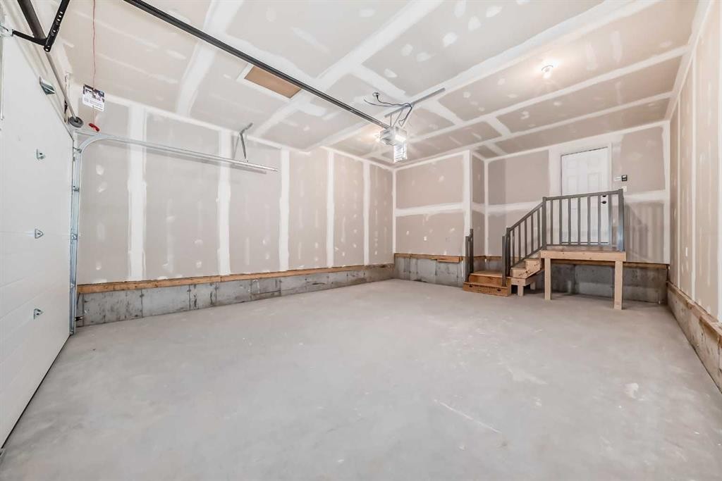 130 Bartlett Row Se, Calgary, AB - Indoor