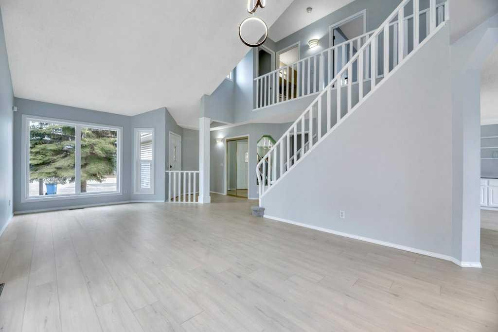 215 Hawktree Circle Nw, Calgary, AB - Indoor Photo Showing Other Room