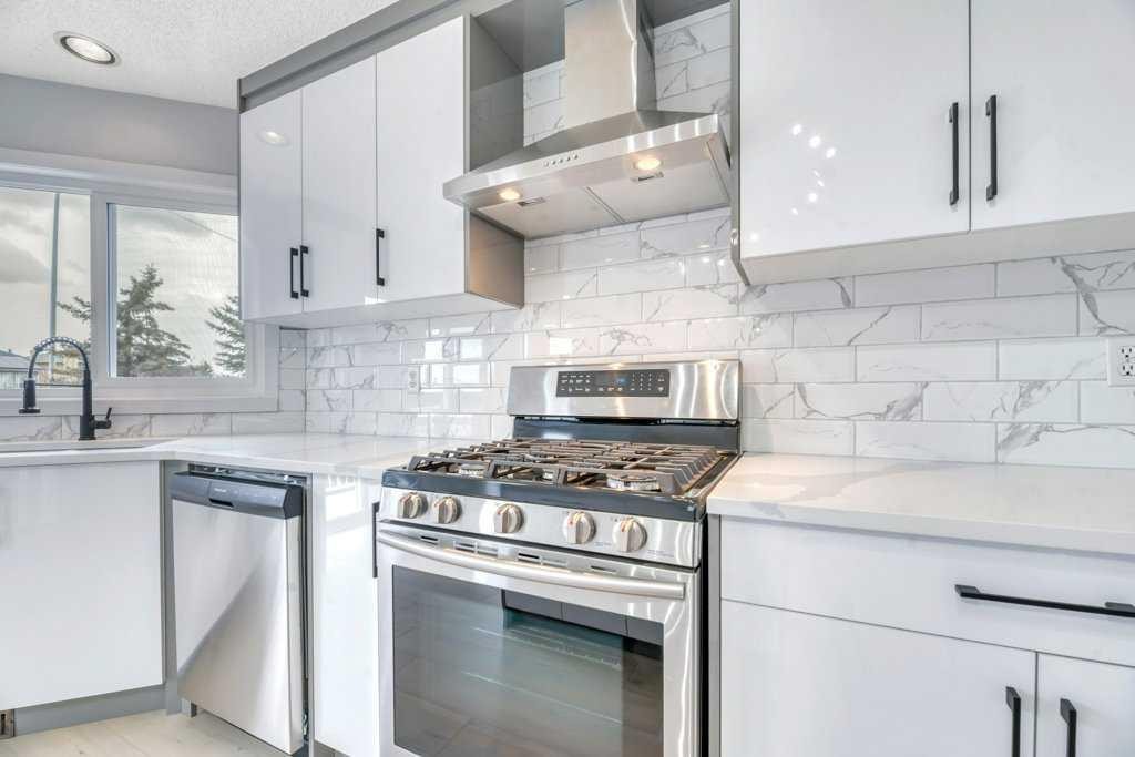 215 Hawktree Circle Nw, Calgary, AB - Indoor Photo Showing Kitchen