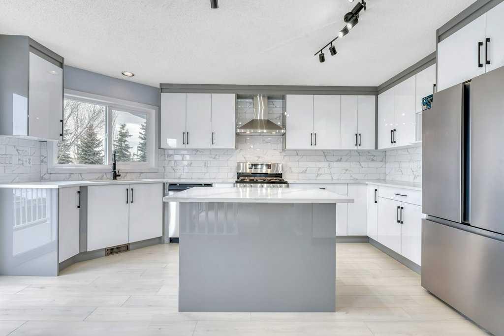 215 Hawktree Circle Nw, Calgary, AB - Indoor Photo Showing Kitchen With Upgraded Kitchen