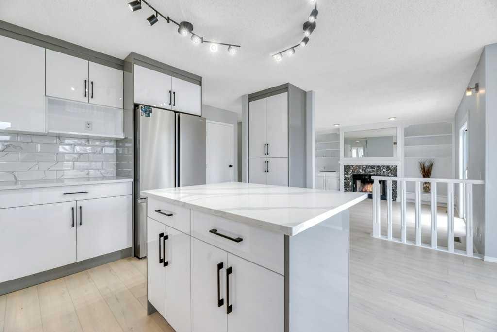 215 Hawktree Circle Nw, Calgary, AB - Indoor Photo Showing Kitchen