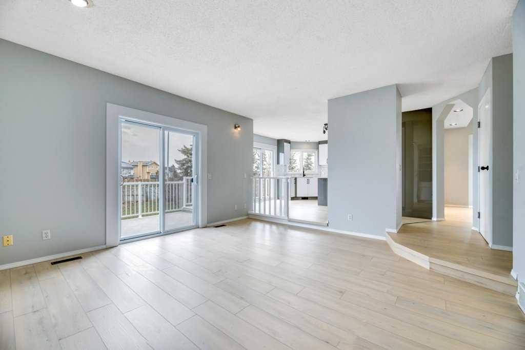 215 Hawktree Circle Nw, Calgary, AB - Indoor
