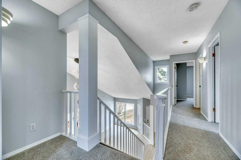 215 Hawktree Circle Nw, Calgary, AB - Indoor Photo Showing Bathroom