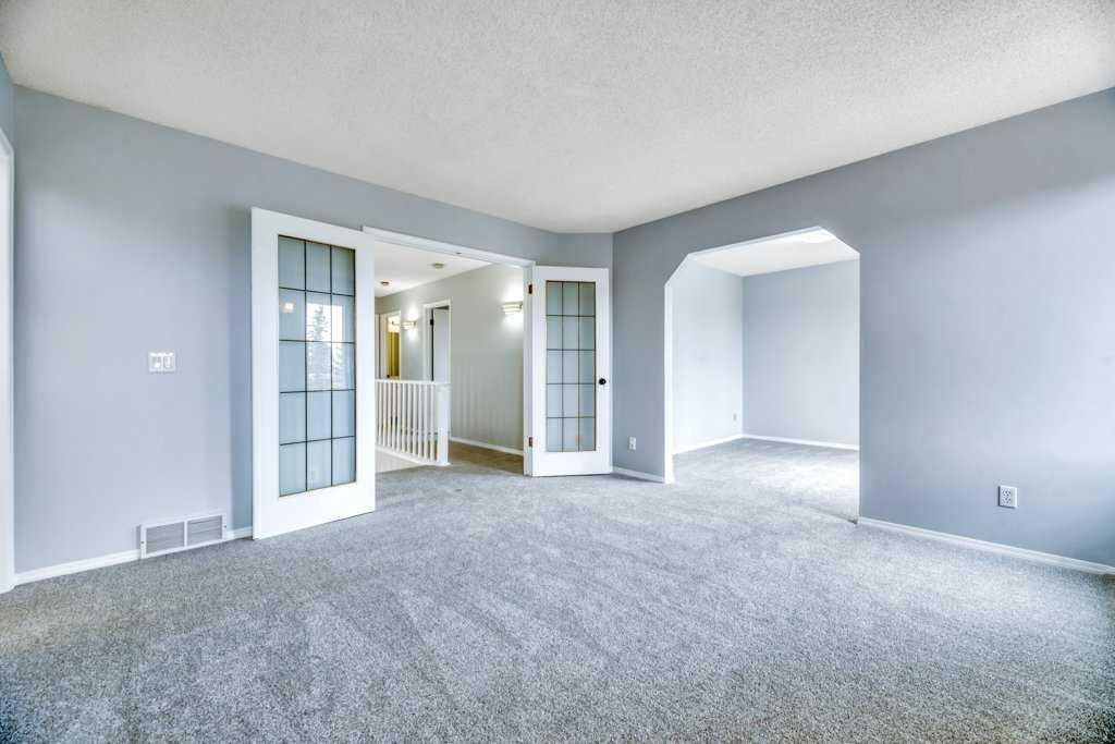 215 Hawktree Circle Nw, Calgary, AB - Indoor Photo Showing Other Room
