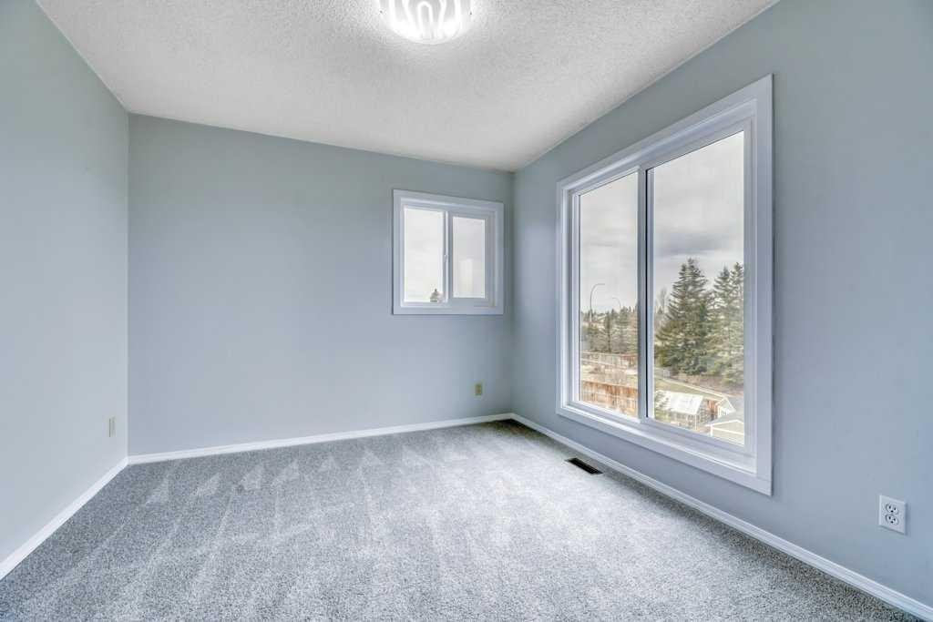 215 Hawktree Circle Nw, Calgary, AB - Indoor Photo Showing Other Room