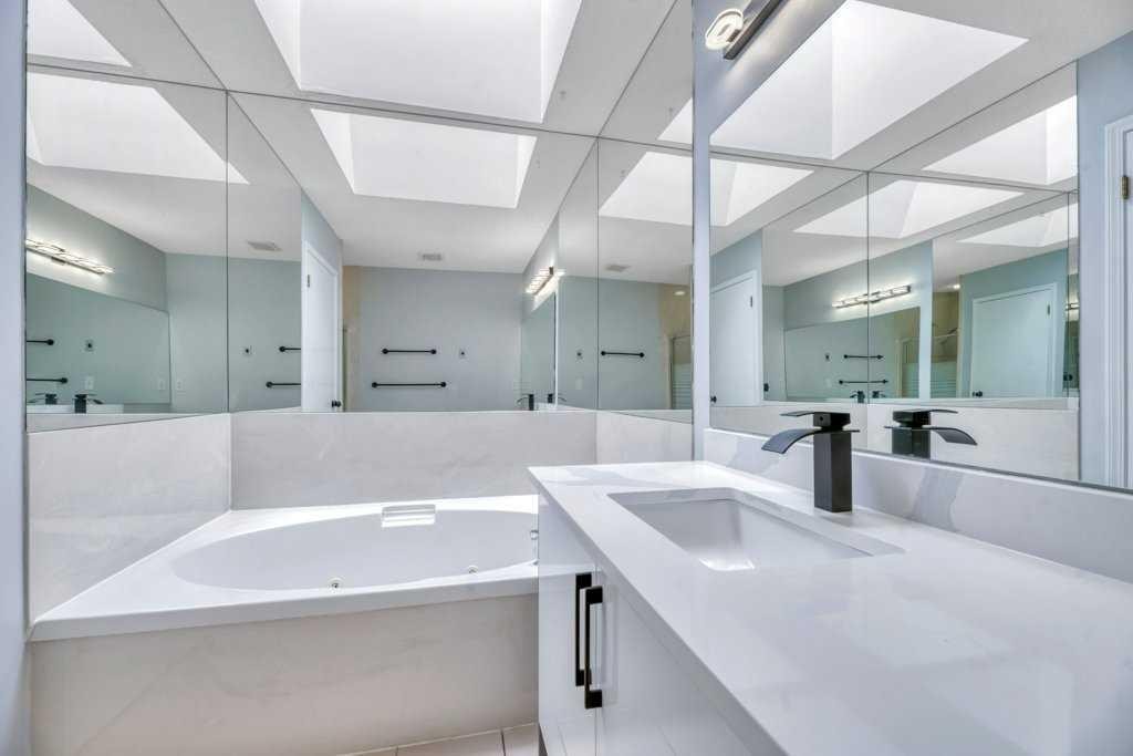 215 Hawktree Circle Nw, Calgary, AB - Indoor Photo Showing Bathroom