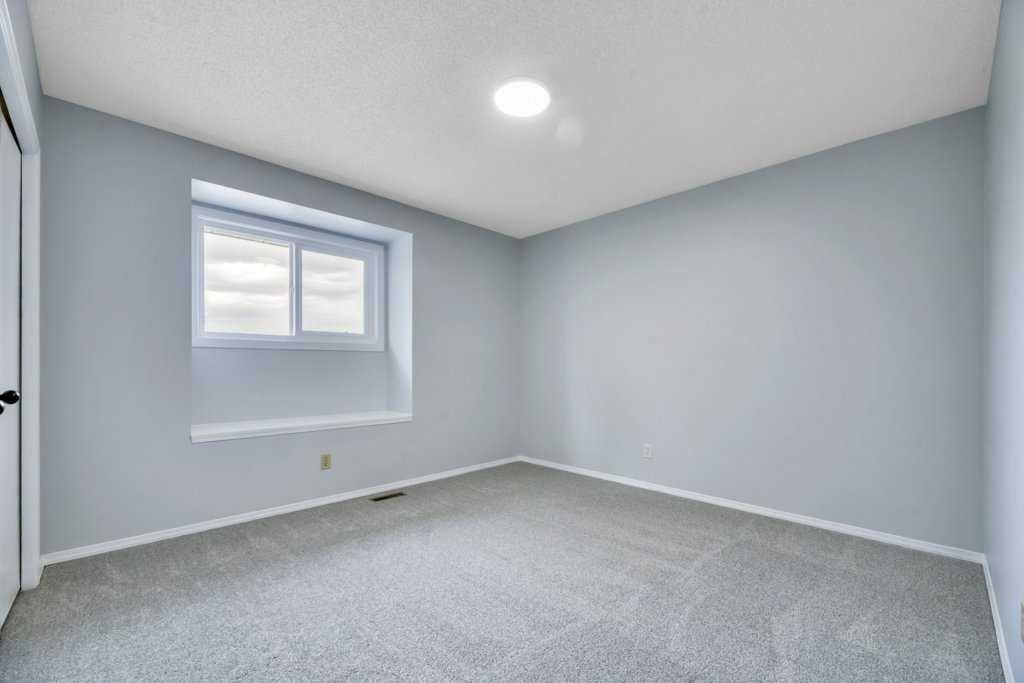 215 Hawktree Circle Nw, Calgary, AB - Indoor Photo Showing Bathroom