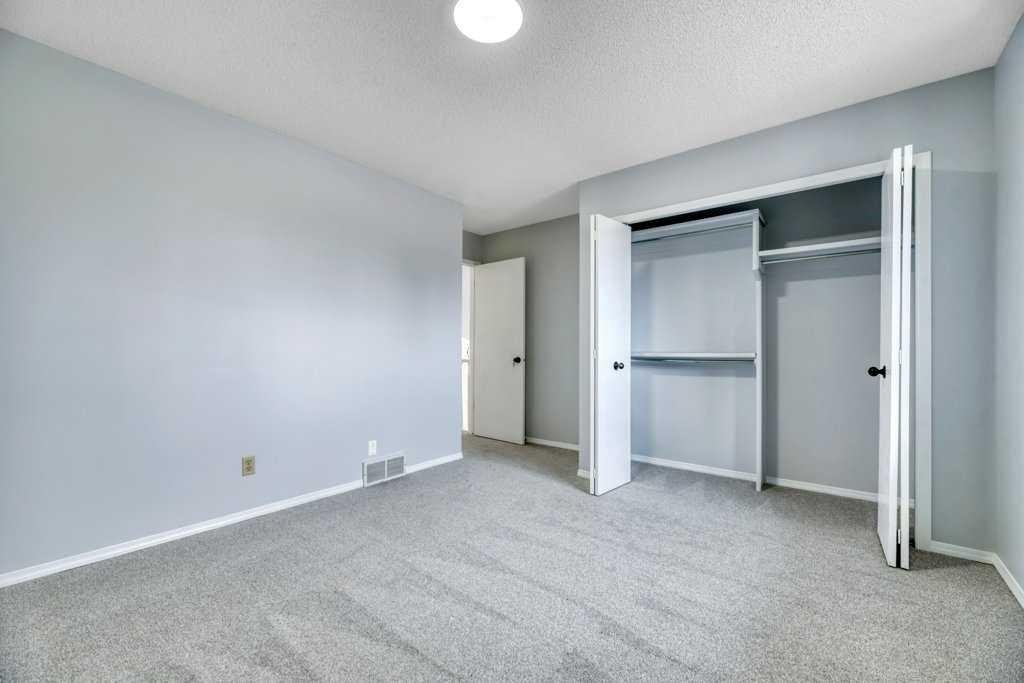 215 Hawktree Circle Nw, Calgary, AB - Indoor Photo Showing Other Room