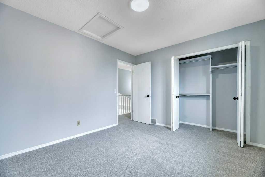 215 Hawktree Circle Nw, Calgary, AB - Indoor Photo Showing Other Room