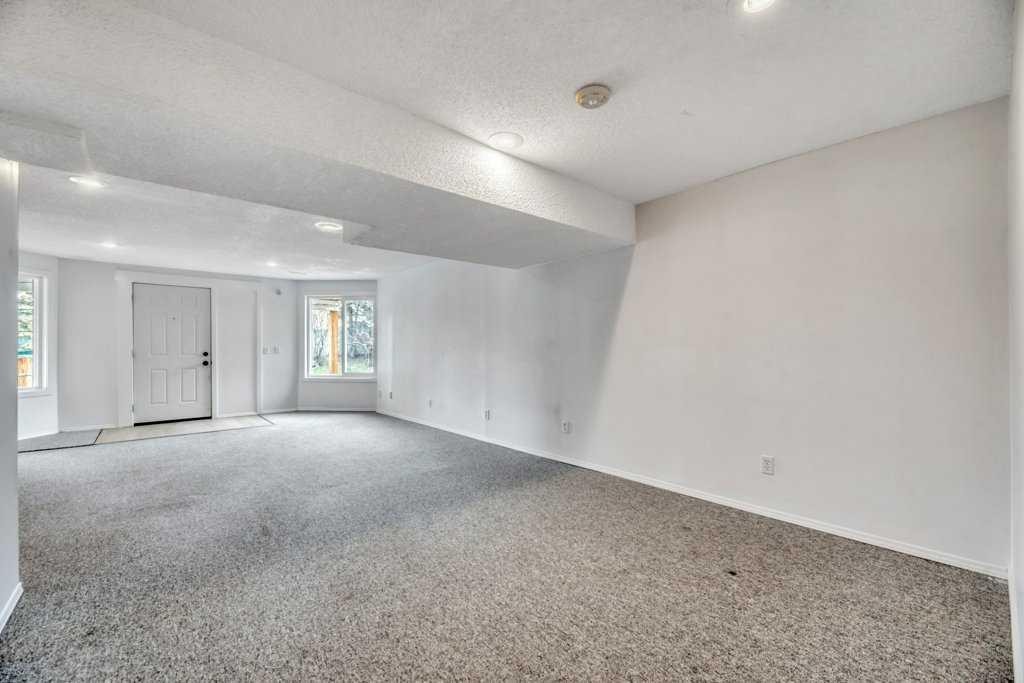 215 Hawktree Circle Nw, Calgary, AB - Indoor Photo Showing Bathroom