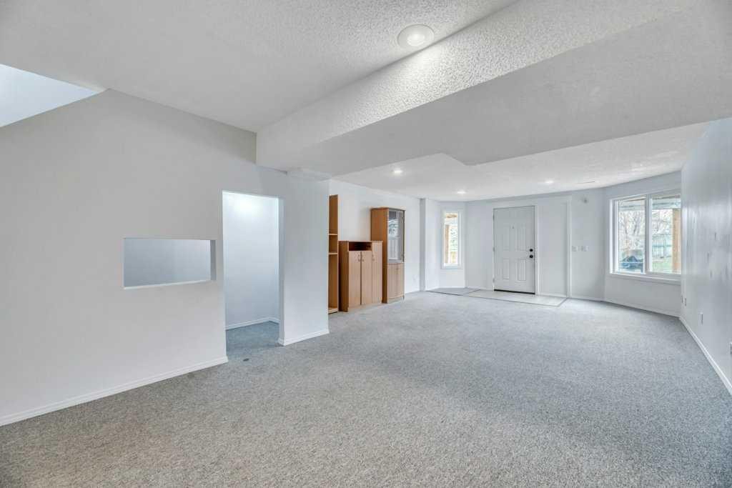 215 Hawktree Circle Nw, Calgary, AB - Indoor Photo Showing Other Room