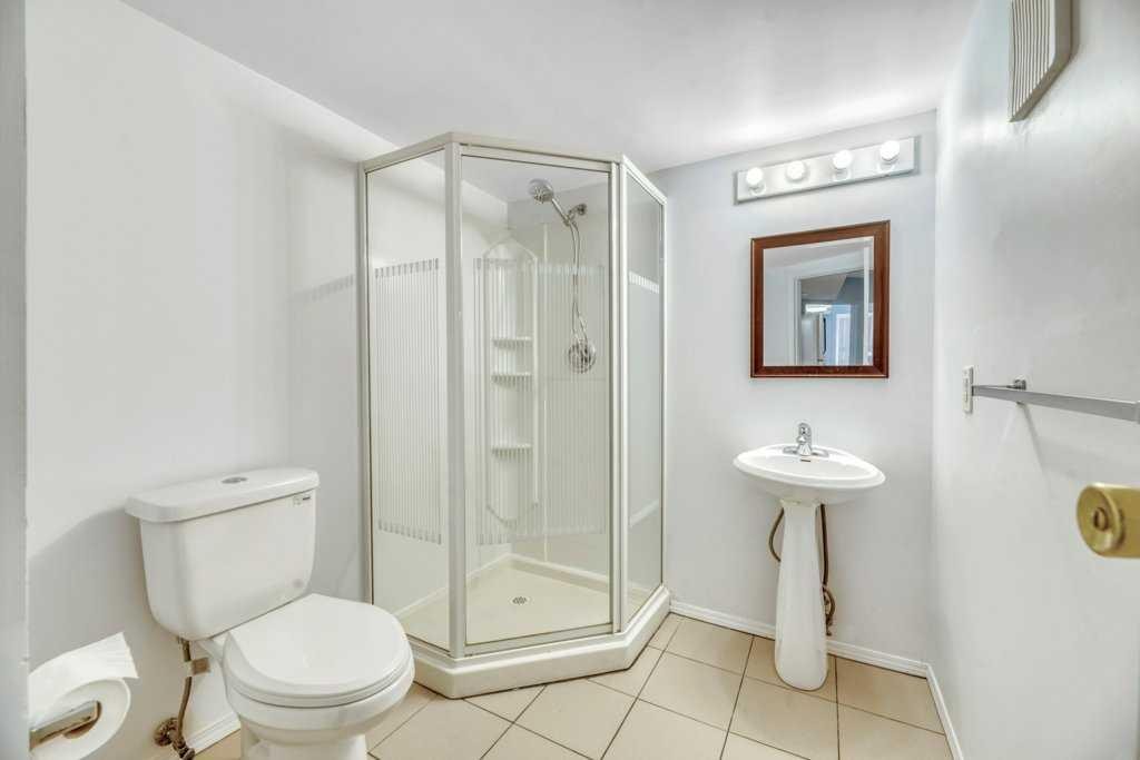 215 Hawktree Circle Nw, Calgary, AB - Indoor Photo Showing Other Room