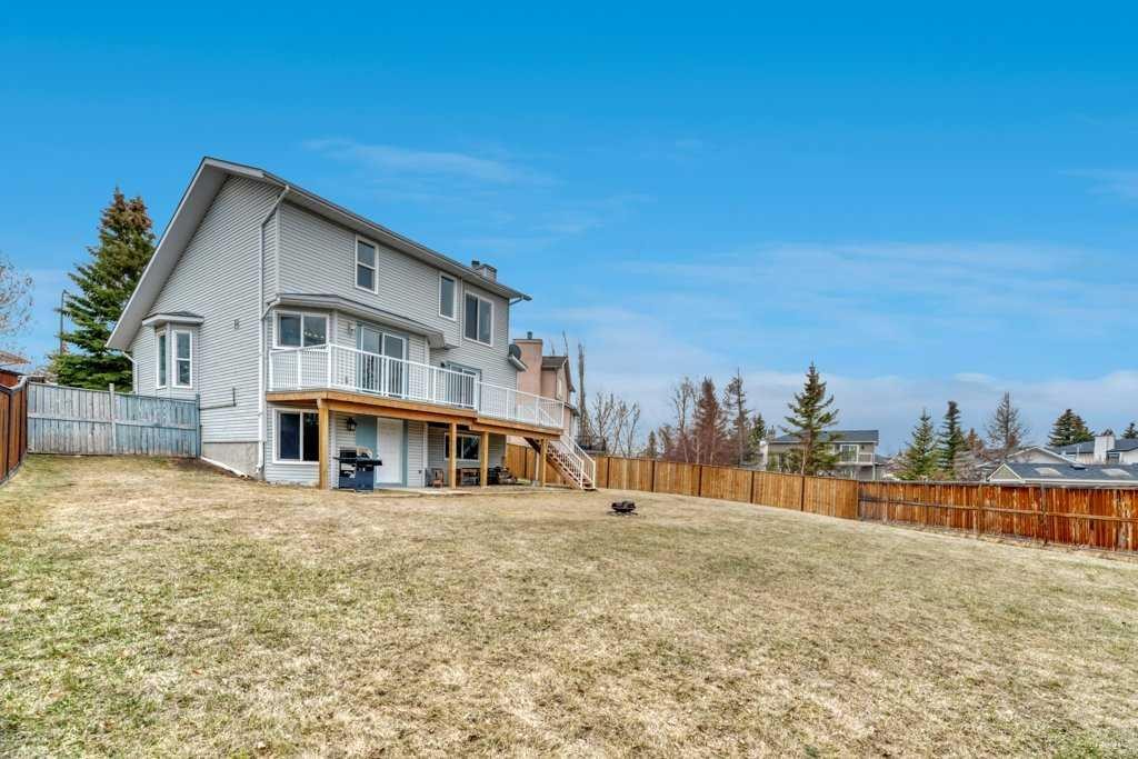 215 Hawktree Circle Nw, Calgary, AB - Indoor Photo Showing Other Room