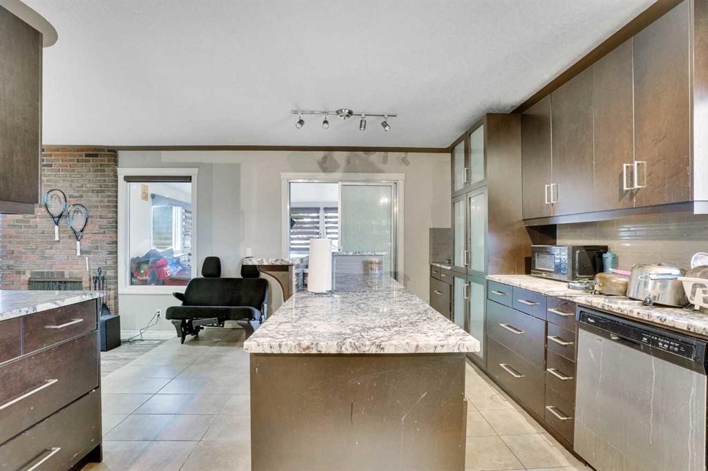 528 Whiteridge Way Ne, Calgary, AB - Indoor Photo Showing Kitchen With Upgraded Kitchen