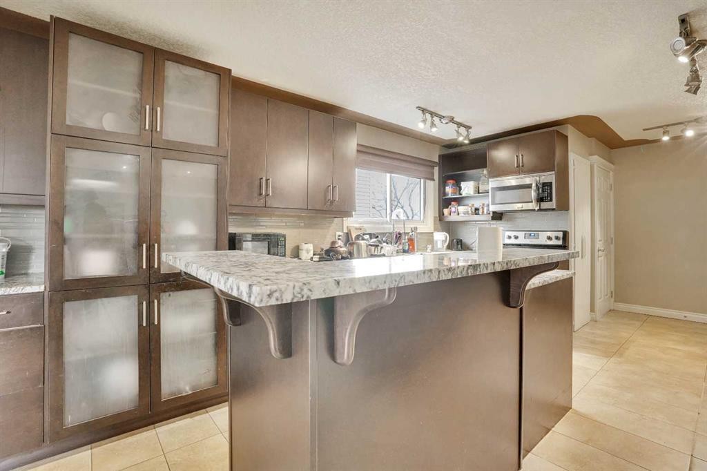 528 Whiteridge Way Ne, Calgary, AB - Indoor Photo Showing Kitchen With Upgraded Kitchen