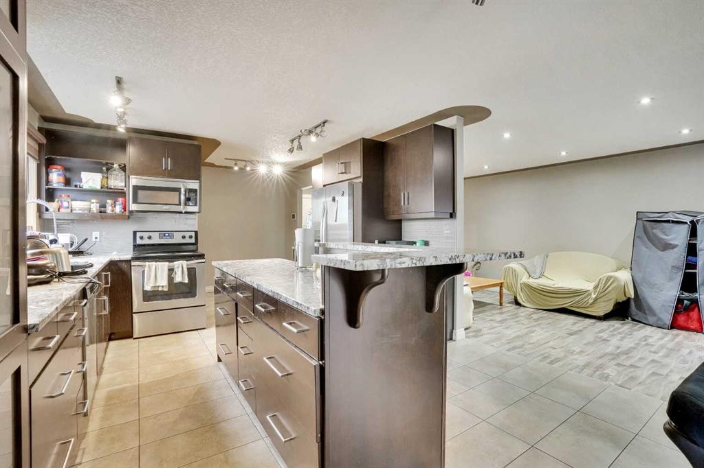 528 Whiteridge Way Ne, Calgary, AB - Indoor Photo Showing Kitchen With Upgraded Kitchen
