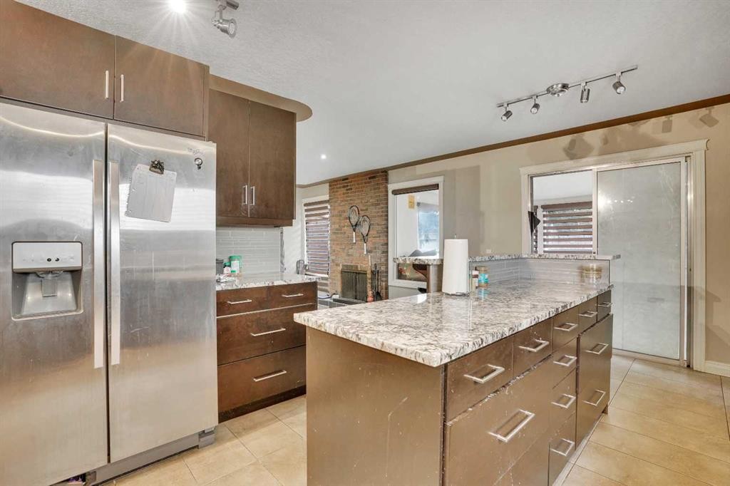 528 Whiteridge Way Ne, Calgary, AB - Indoor Photo Showing Kitchen With Upgraded Kitchen