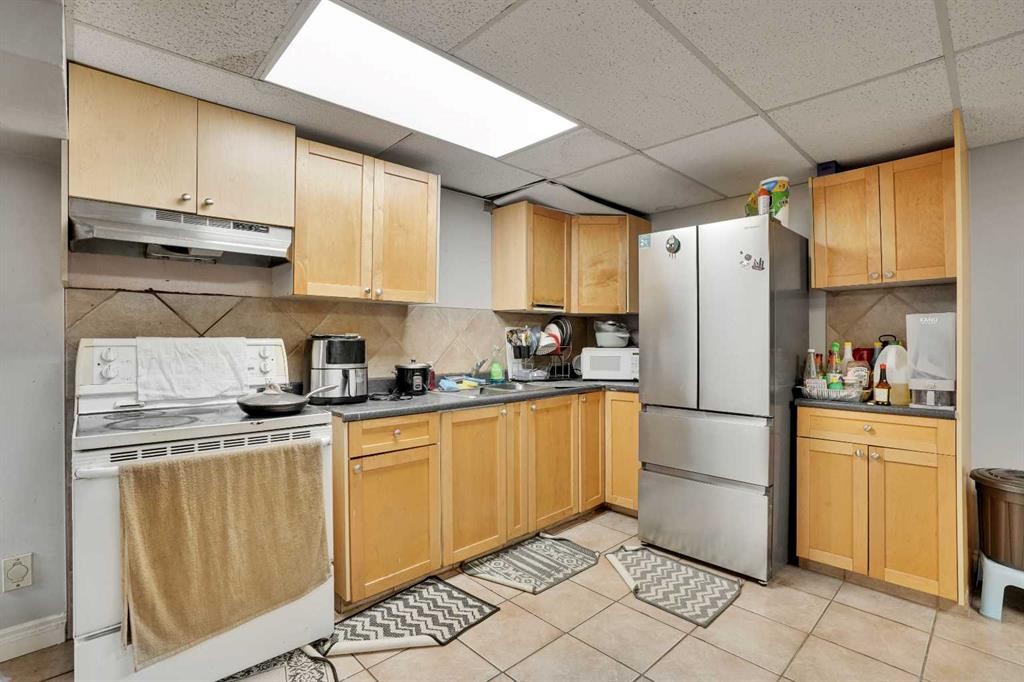 528 Whiteridge Way Ne, Calgary, AB - Indoor Photo Showing Kitchen