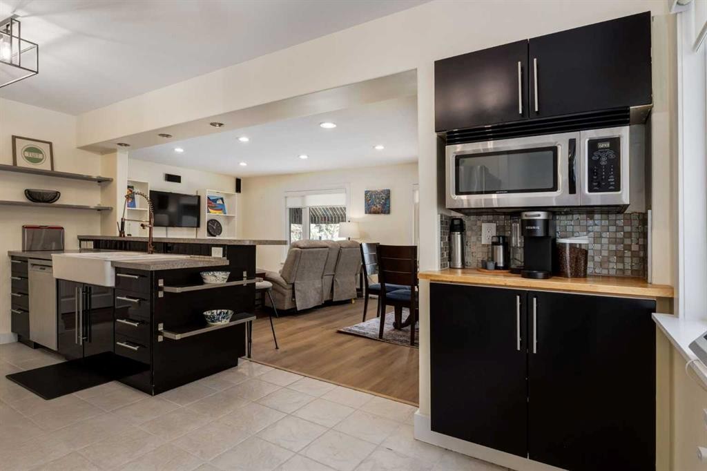 44 Midglen Drive Se, Calgary, AB - Indoor Photo Showing Kitchen