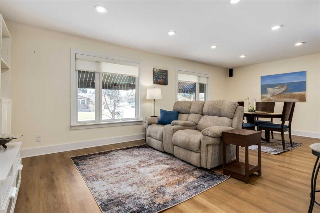 44 Midglen Drive Se, Calgary, AB - Indoor Photo Showing Living Room