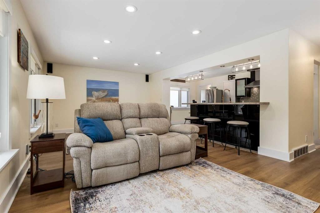 44 Midglen Drive Se, Calgary, AB - Indoor Photo Showing Living Room
