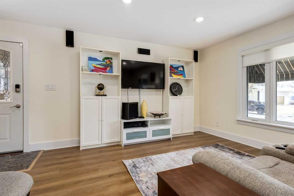 44 Midglen Drive Se, Calgary, AB - Indoor Photo Showing Living Room