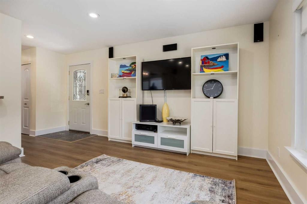 44 Midglen Drive Se, Calgary, AB - Indoor Photo Showing Living Room