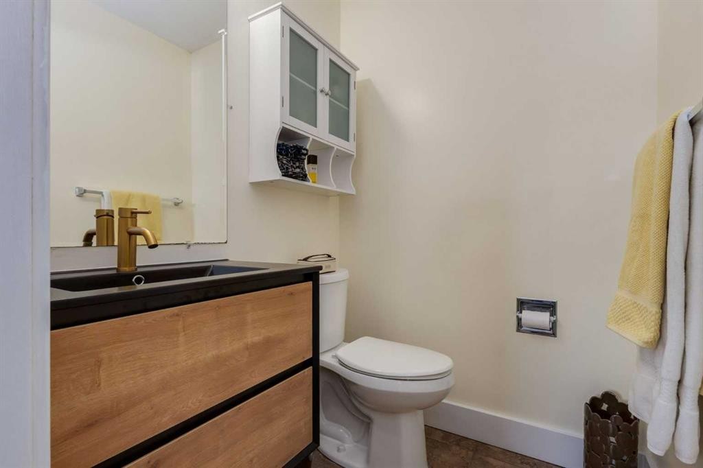 44 Midglen Drive Se, Calgary, AB - Indoor Photo Showing Bathroom