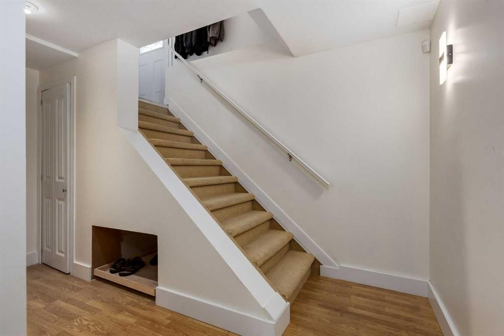 44 Midglen Drive Se, Calgary, AB - Indoor Photo Showing Other Room