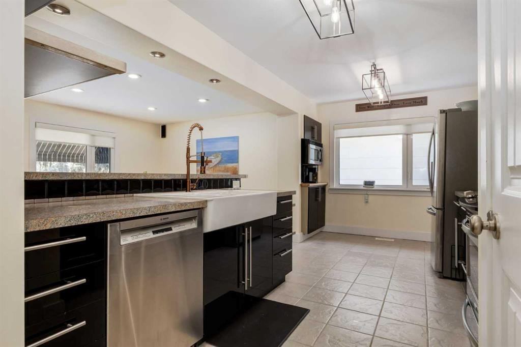 44 Midglen Drive Se, Calgary, AB - Indoor Photo Showing Kitchen