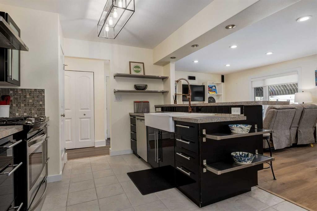 44 Midglen Drive Se, Calgary, AB - Indoor Photo Showing Kitchen