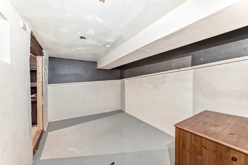 112 30 Avenue Ne, Calgary, AB - Indoor