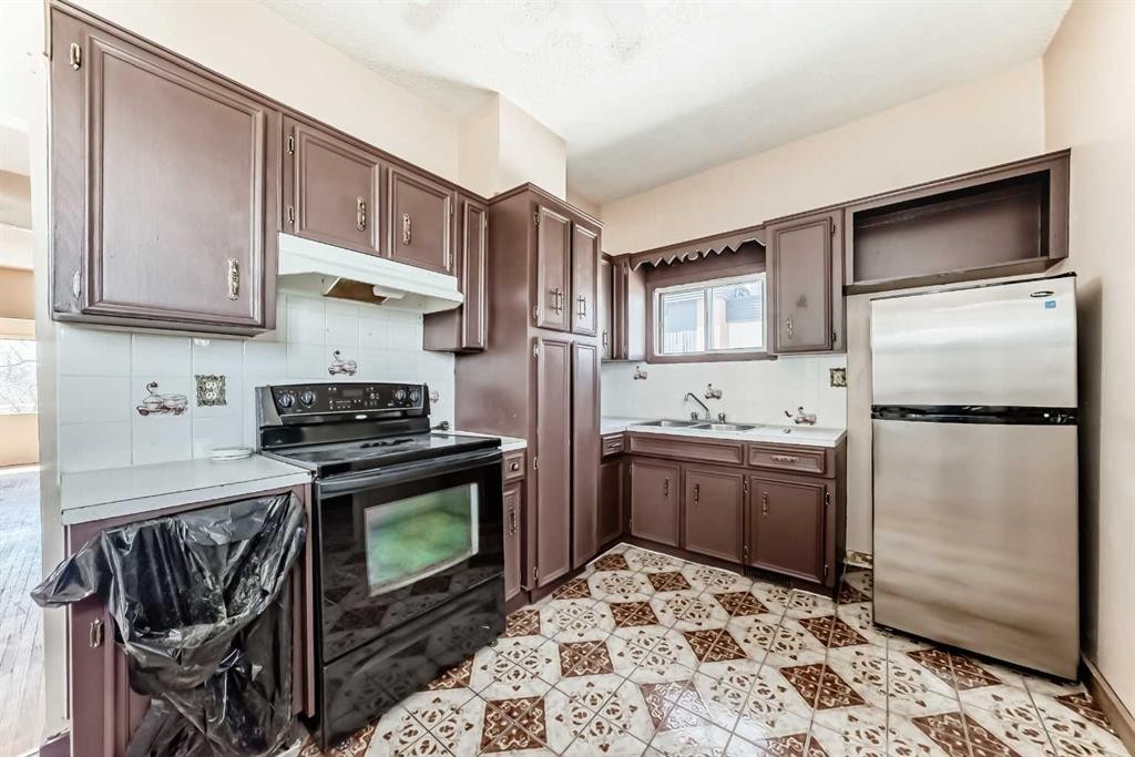 112 30 Avenue Ne, Calgary, AB - Indoor Photo Showing Kitchen With Double Sink