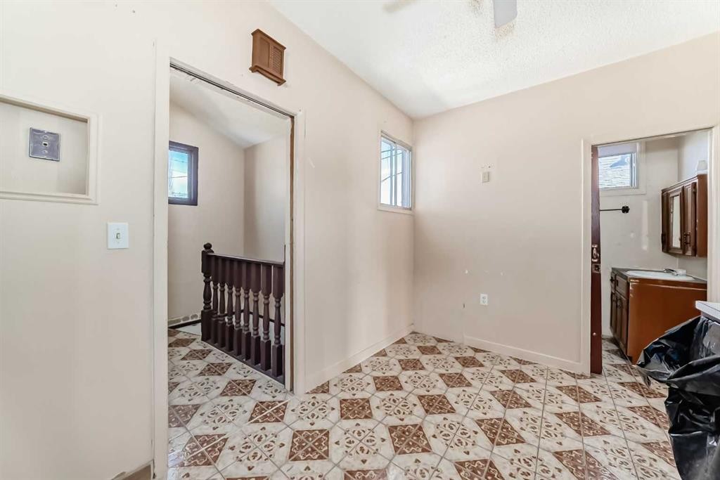 112 30 Avenue Ne, Calgary, AB - Indoor Photo Showing Other Room