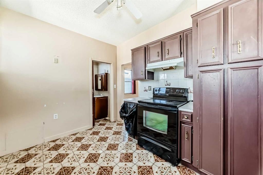 112 30 Avenue Ne, Calgary, AB - Indoor Photo Showing Kitchen