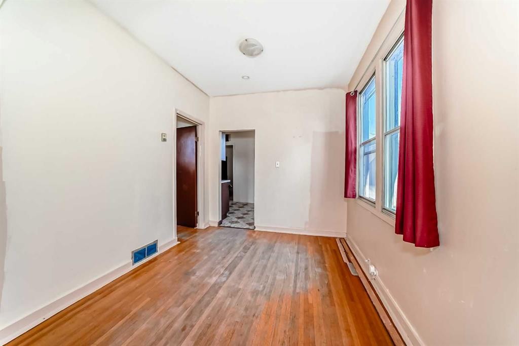 112 30 Avenue Ne, Calgary, AB - Indoor Photo Showing Other Room