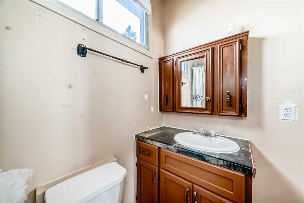 112 30 Avenue Ne, Calgary, AB - Indoor Photo Showing Bathroom