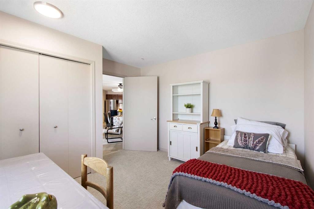 210-3 Parklane Way, Strathmore, AB - Indoor Photo Showing Bedroom