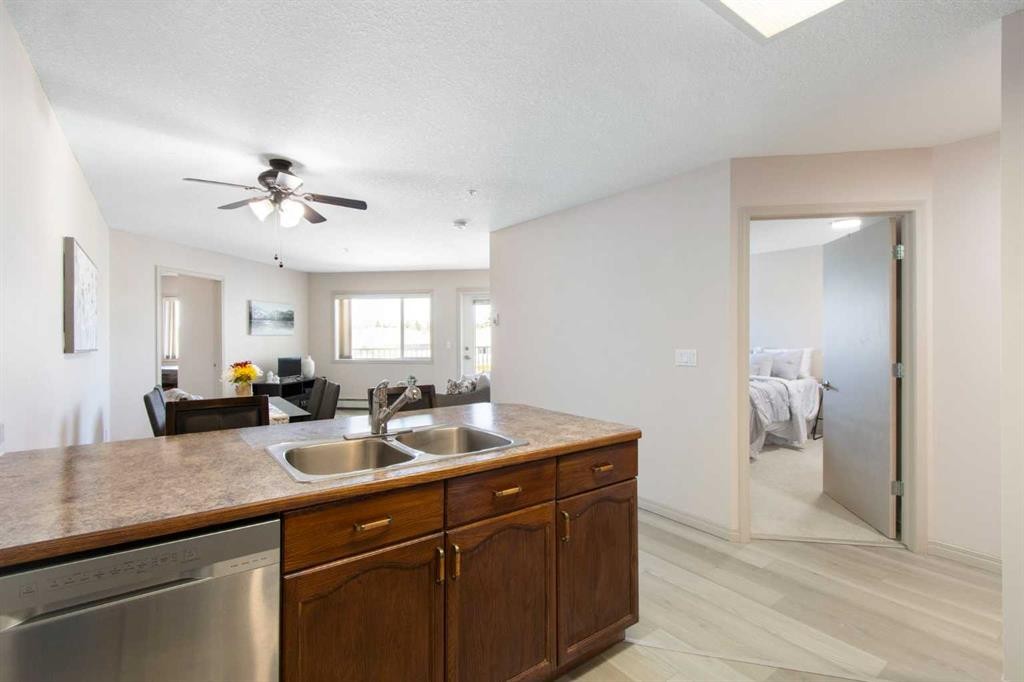 210-3 Parklane Way, Strathmore, AB - Indoor Photo Showing Kitchen With Double Sink