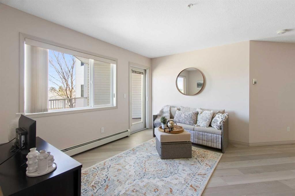 210-3 Parklane Way, Strathmore, AB - Indoor Photo Showing Living Room
