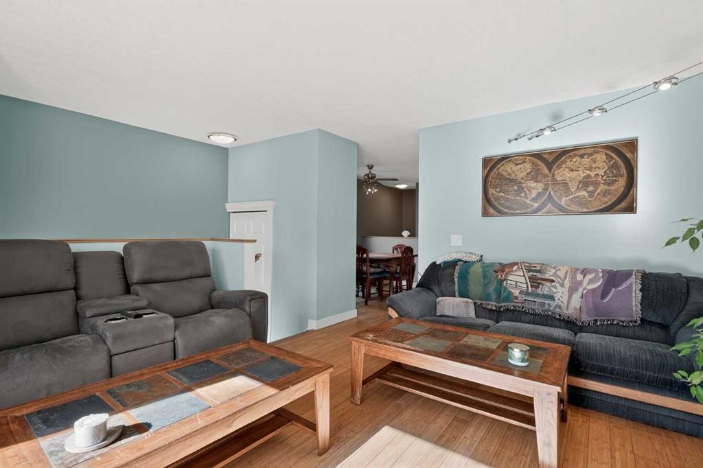 13 Taraglen Road Ne, Calgary, AB - Indoor Photo Showing Living Room