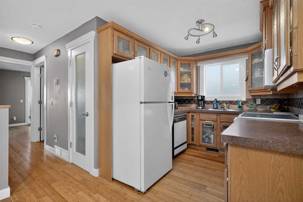 13 Taraglen Road Ne, Calgary, AB - Indoor Photo Showing Kitchen With Double Sink