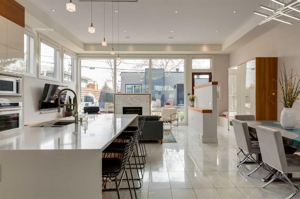 2210 Victoria Crescent Nw, Calgary, AB - Indoor Photo Showing Kitchen With Upgraded Kitchen