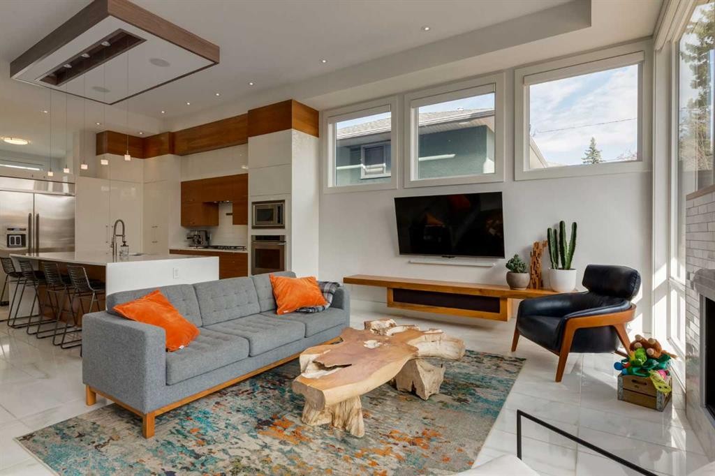 2210 Victoria Crescent Nw, Calgary, AB - Indoor Photo Showing Living Room