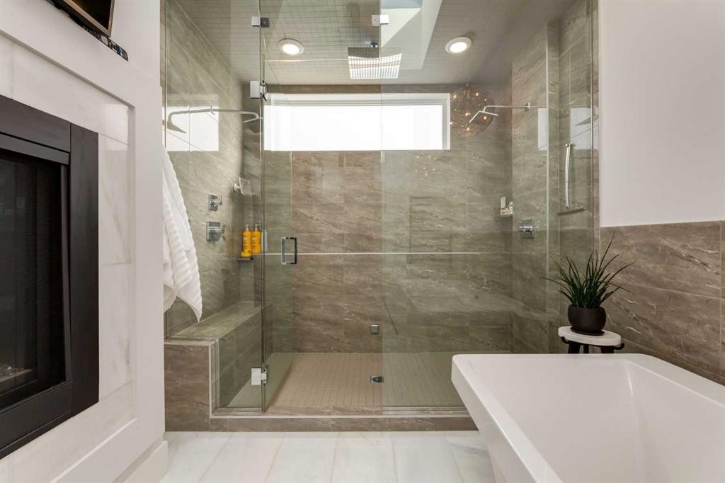 2210 Victoria Crescent Nw, Calgary, AB - Indoor Photo Showing Bathroom