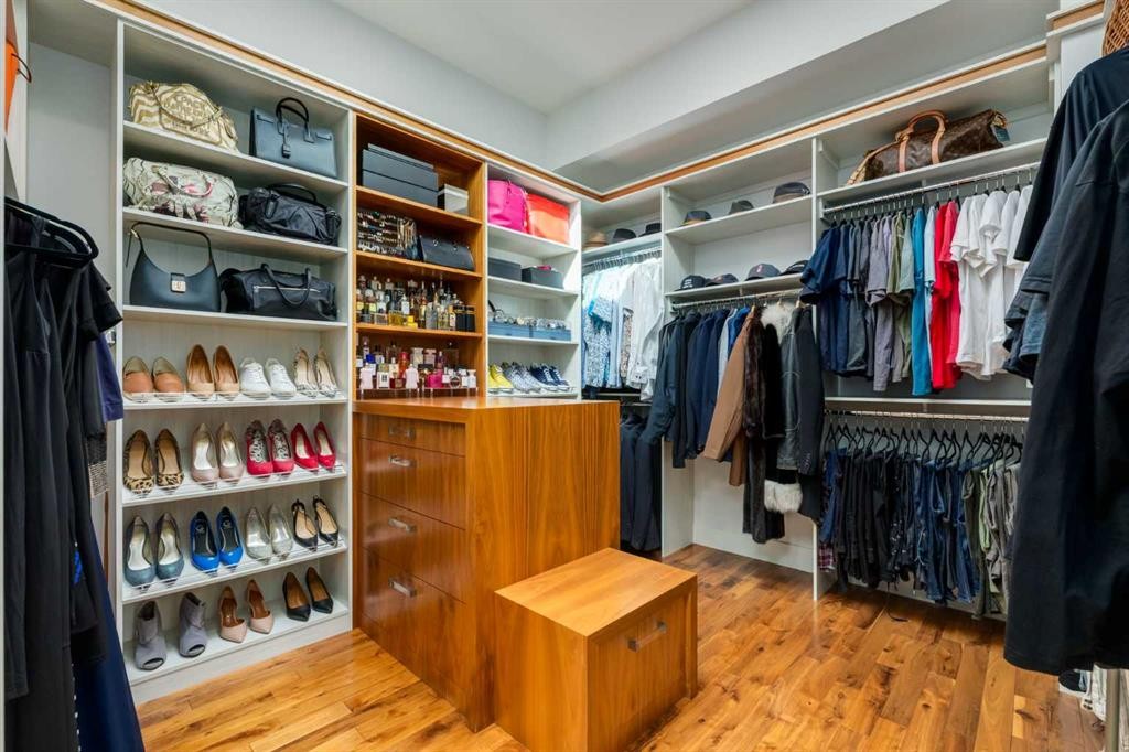 2210 Victoria Crescent Nw, Calgary, AB - Indoor With Storage
