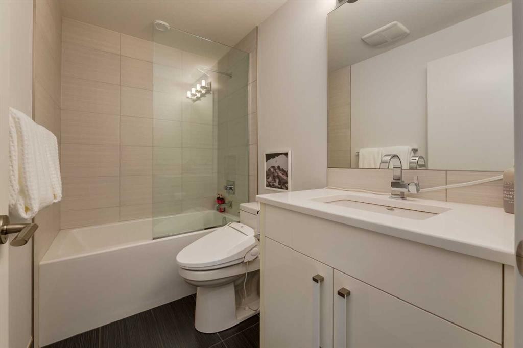 2210 Victoria Crescent Nw, Calgary, AB - Indoor Photo Showing Bathroom