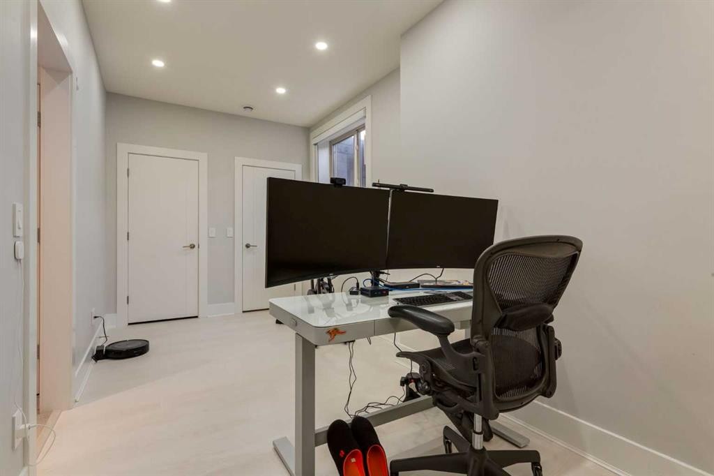 2210 Victoria Crescent Nw, Calgary, AB - Indoor Photo Showing Office