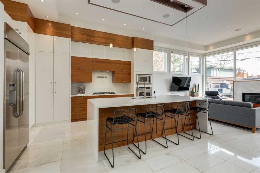 2210 Victoria Crescent Nw, Calgary, AB - Indoor Photo Showing Kitchen
